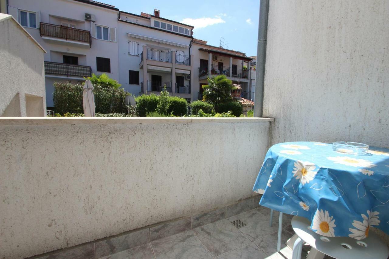 Apartment Sandi Върсар Екстериор снимка
